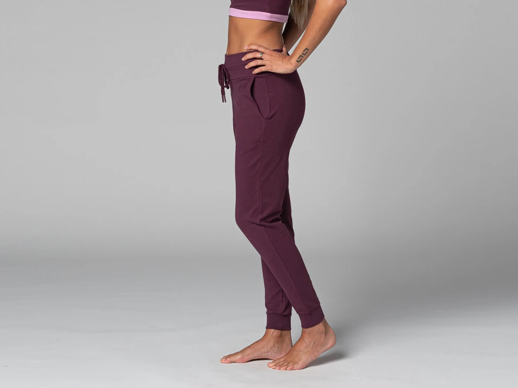 Pantalon De Yoga Femme Jogg - Bio Prune M - Presque Parfaits 4 Pantalon De Yoga Femme Jogg - Bio Prune M - Presque Parfaits – Image 4